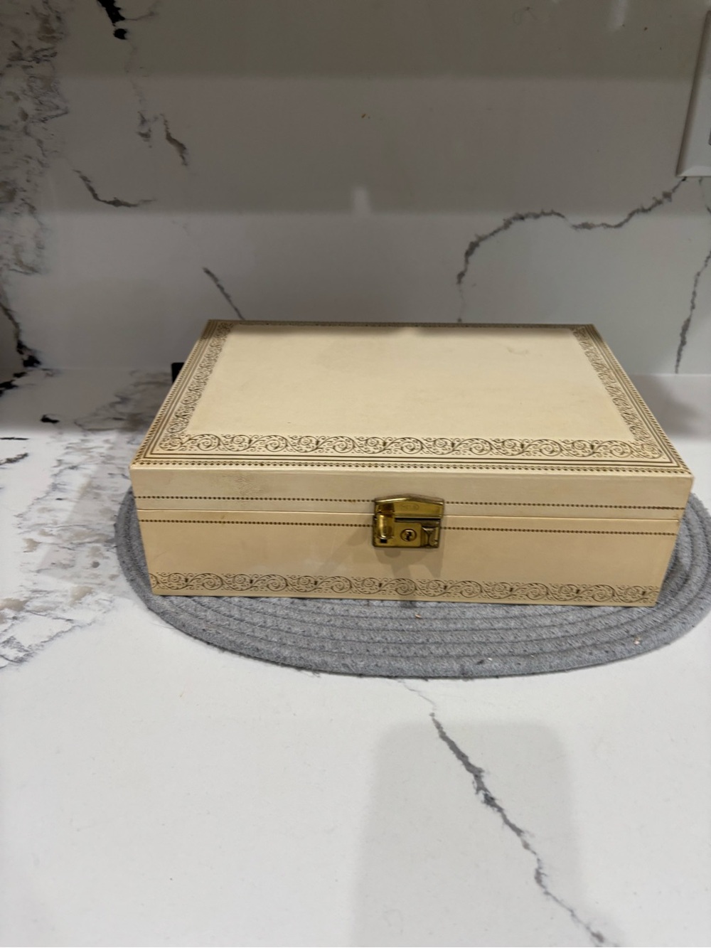 Vintage mele Ivory Decorative Jewelry Box with Gold Latch Ted interior